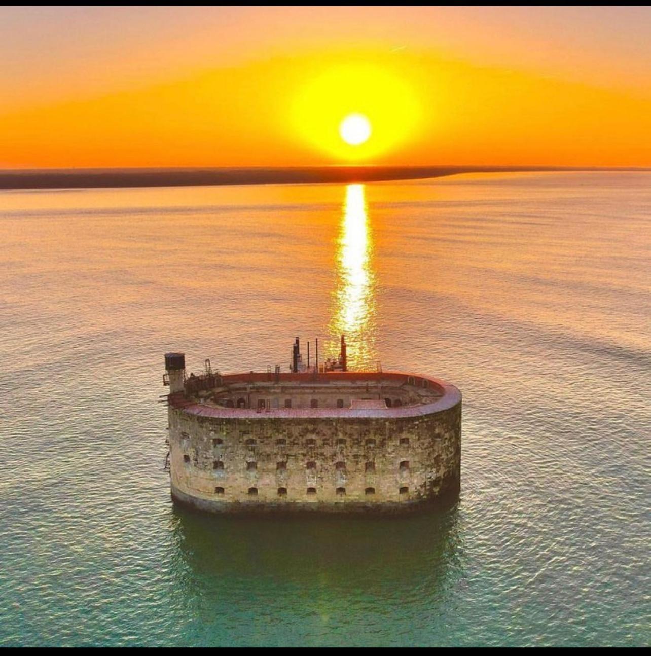 Hotel 2 Etoiles Et Restaurant Le Galet Bleu Fouras Dış mekan fotoğraf